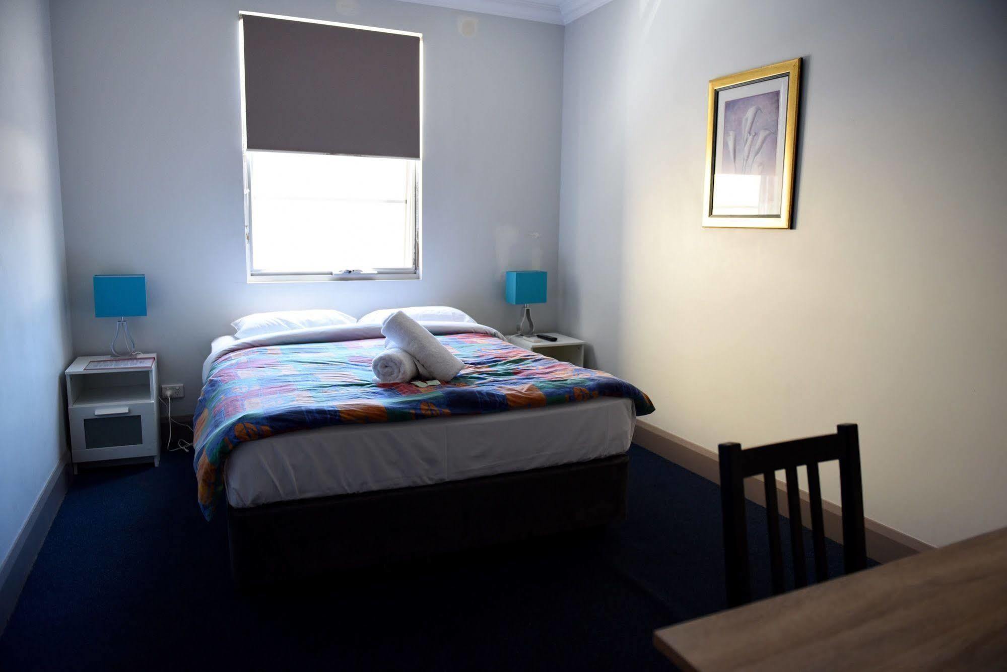 The Emperors Crown Hostel Perth Extérieur photo