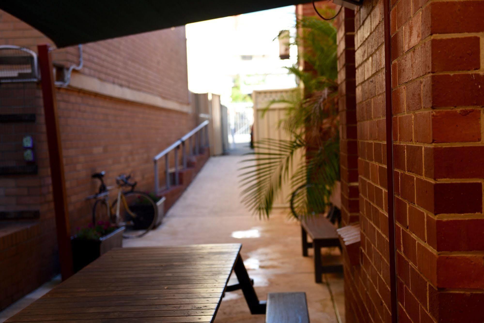 The Emperors Crown Hostel Perth Extérieur photo