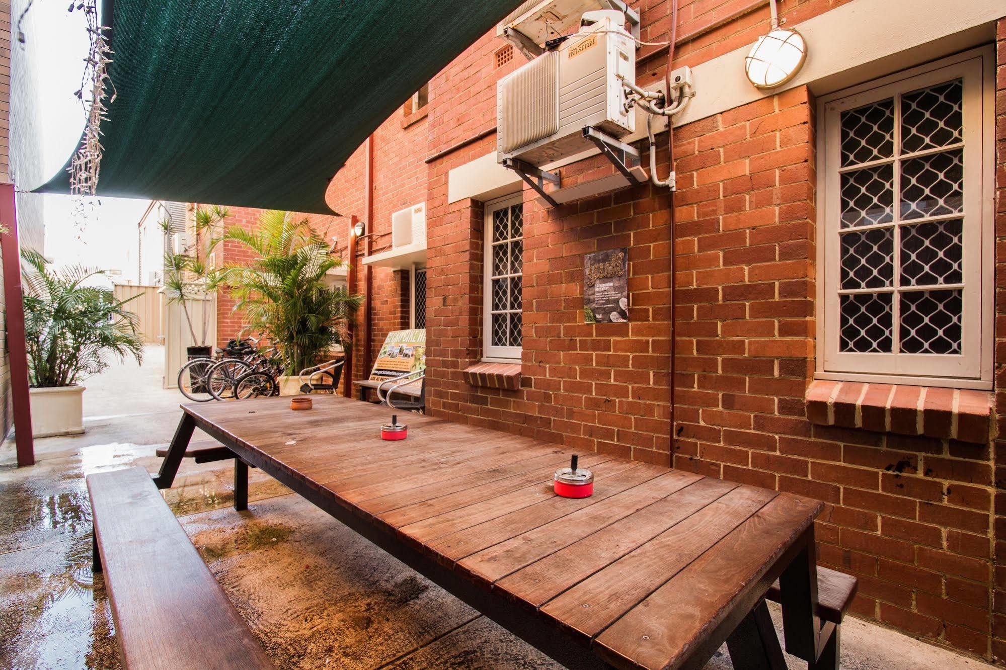 The Emperors Crown Hostel Perth Extérieur photo